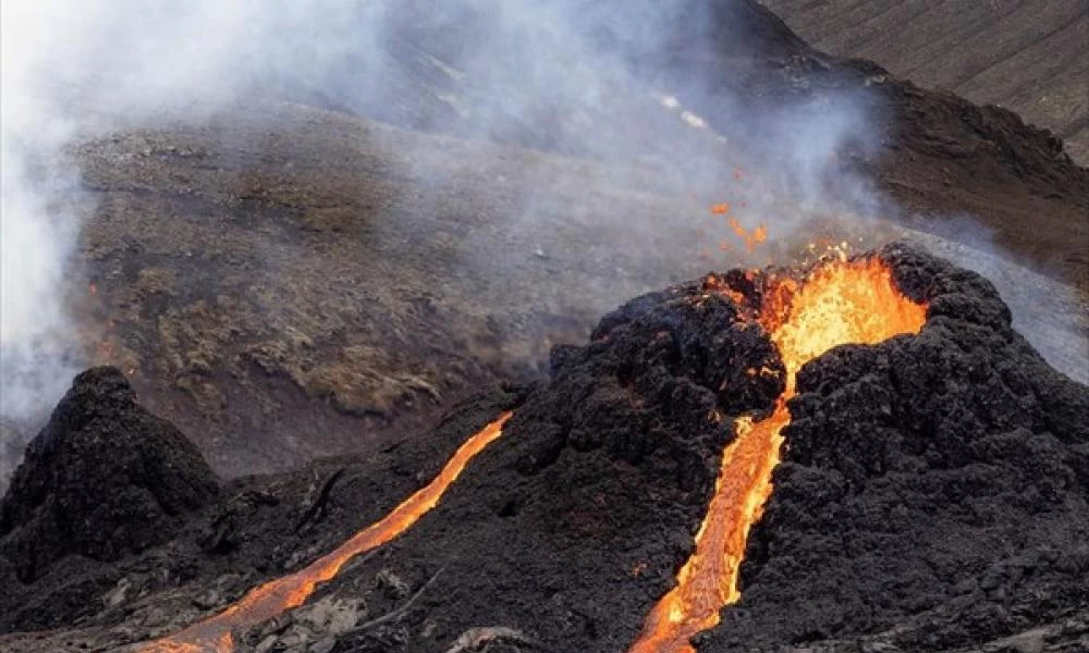 Επισκέφθηκε ηφαίστειο που βρυχάται και η λάβα κατέστρεψε το drone του
